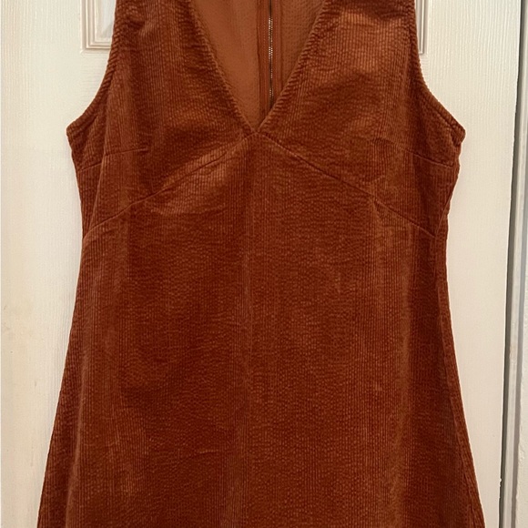Rust Sleeveless V-Neck Dress - Picture 3 of 4